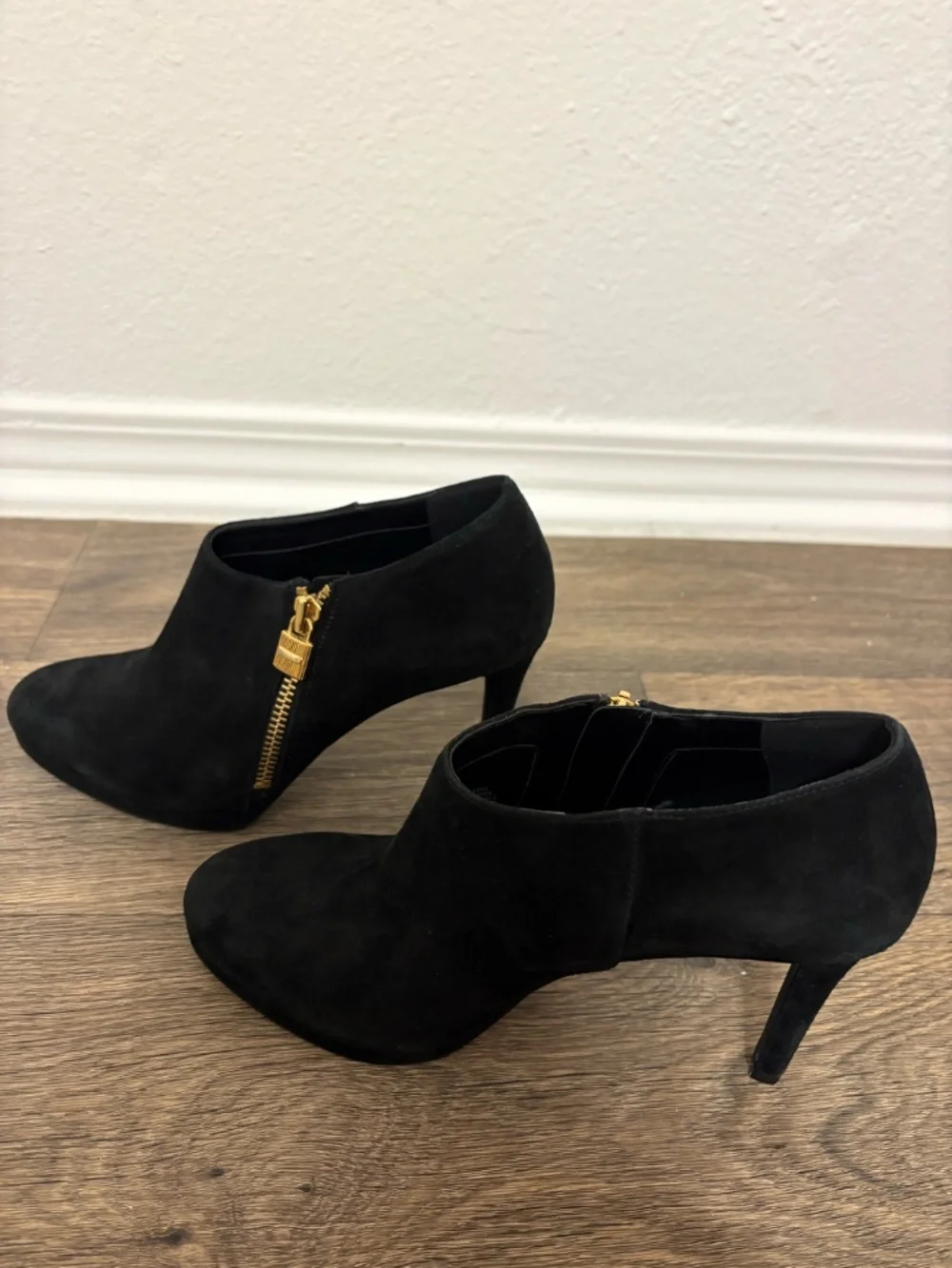Michael Kors Heels - Black and Gold - Size 8M